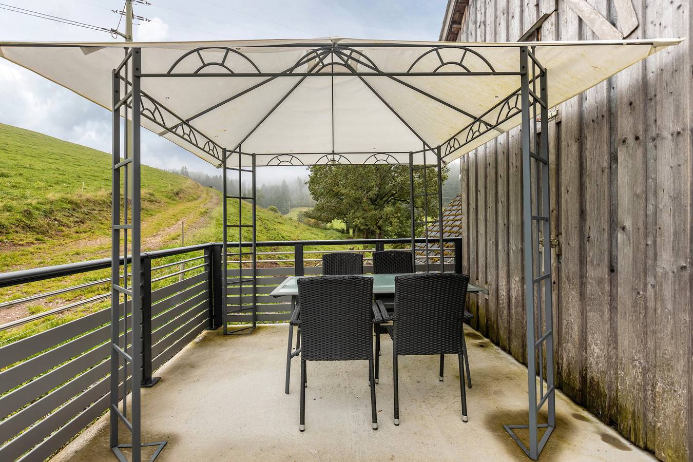 Entire apartment, Apartment 'In the Attic' with Private Terrace, Shared Garden and Wi-Fi in Schwärzenbach, Titisee-Neustadt