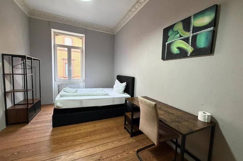 Kaiserslautern · Entire Building · 13 Rooms · Sleeps 25 in Kaiserslautern, Saar-Nahe-Bergland