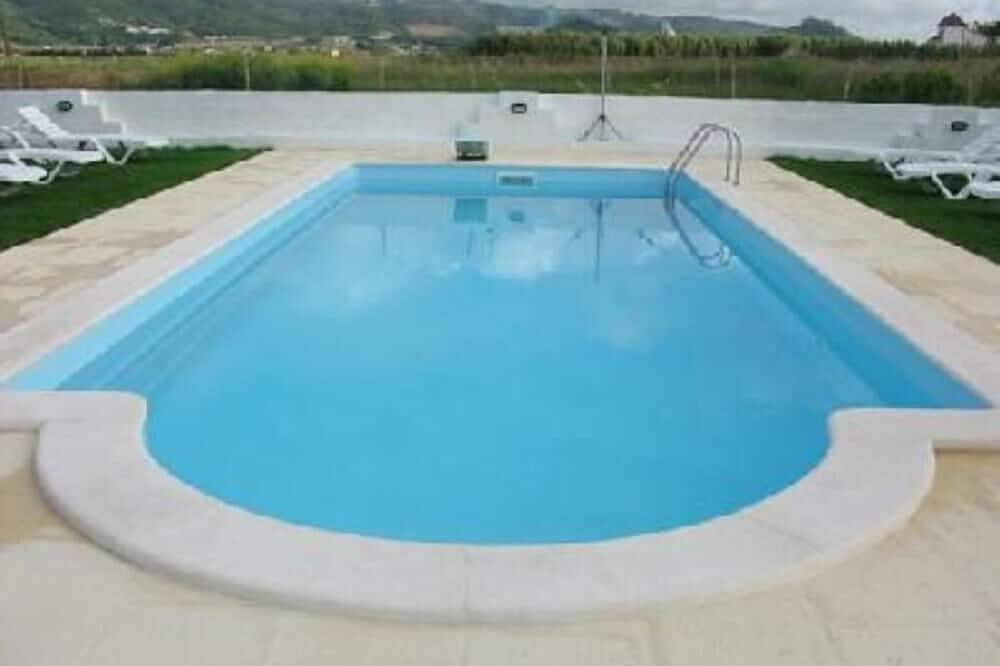 Maison - Nazaré (2,5 km) avec pelouse, piscine et jardin. in Nazaré, Leiria District