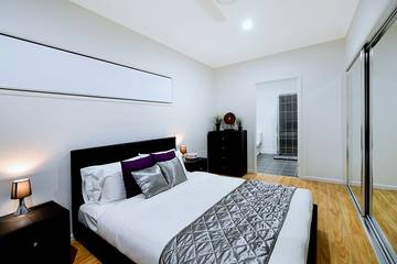 Holiday Home for 22 People in Surfers Paradise, Queensland, Photo 2