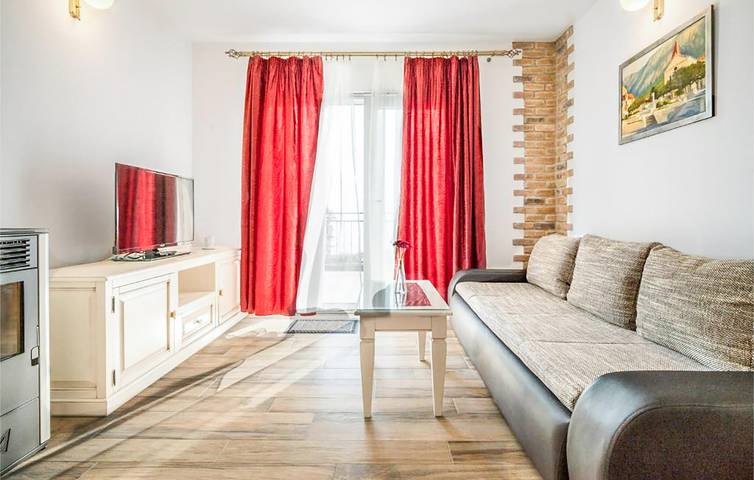 Gemütliche Ferienwohnung mit Pool, WLAN und Küche in der Nähe der Sehenswürdigkeiten von Makarska in Makarska, Makarska Riviera