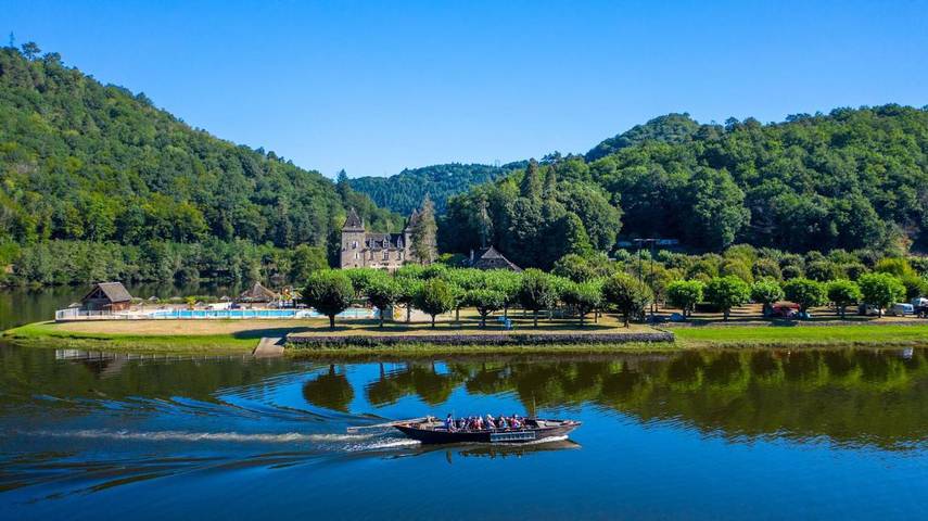 Location de vacances pour 6 personnes, avec piscine et jardin, animaux acceptés à Saint-Martial-Entraygues - 2