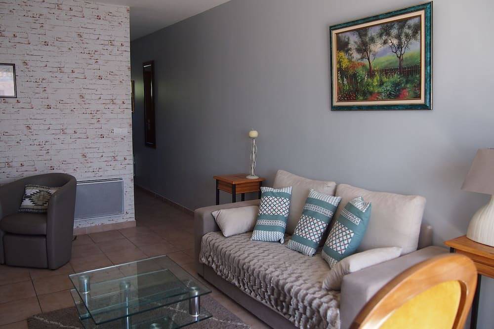 2 bedrooms house with living / kitchen dining and large outside patio in Arles, Mediterranean Coast (France)