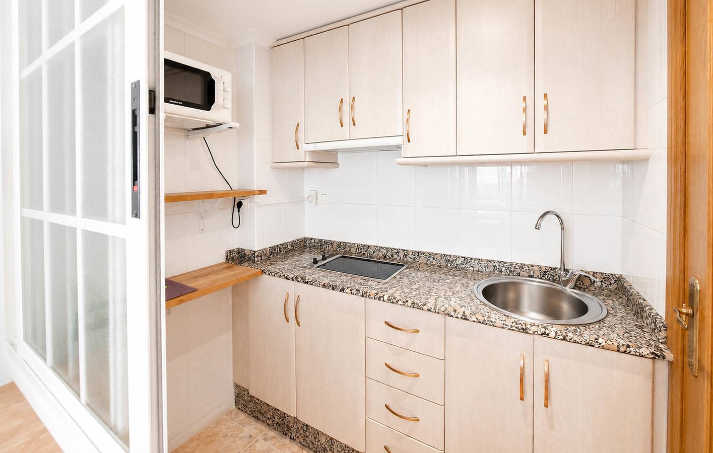 Apartamento vacacional entero, Acogedor apartamento con vistas al mar, piscina, aire acondicionado y cocina americana - A 1000 m de la playa in Playa Puebla de Farnals, El Puig