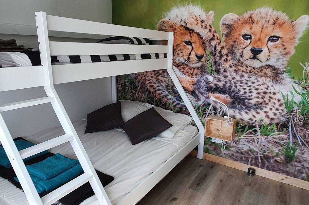 Casa para 12 con piscina climatizada y terraza al lado del río en La Flèche, cerca del zoo in La Flèche, Sarthe