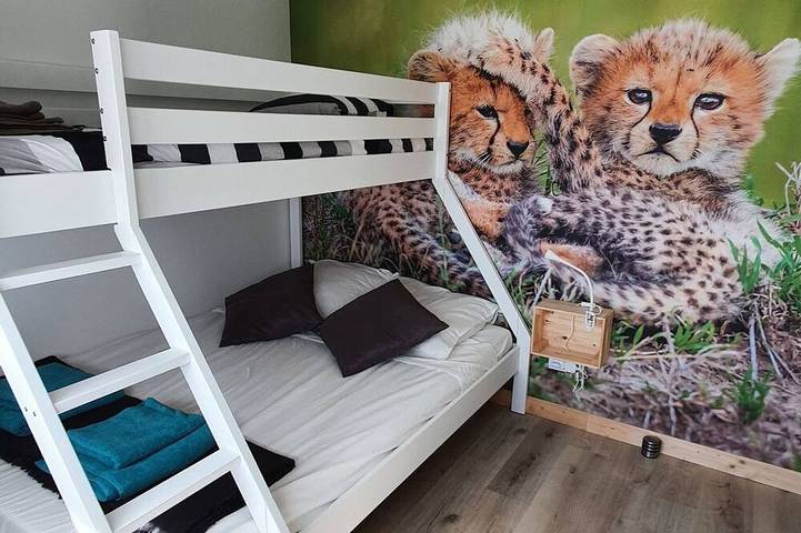 Casa para 12 con piscina climatizada y terraza al lado del río en La Flèche, cerca del zoo in La Flèche, Sarthe
