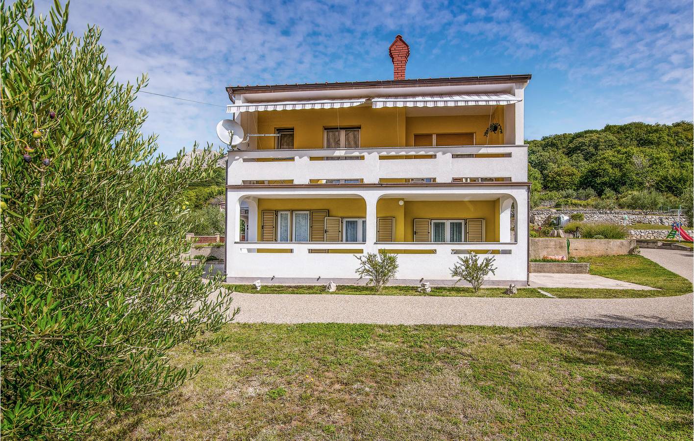 Appartement de vacances entier, Appartement moderne avec terrasse, Wi-Fi et parking près de la plage de Vela Plaža in Baška, Krk