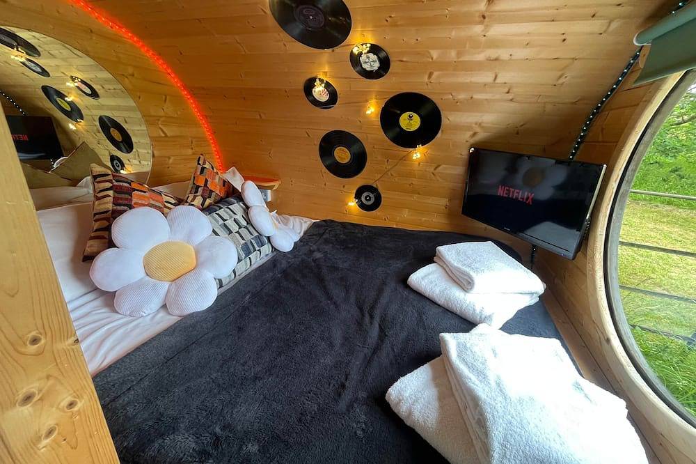Dinky Disc - Cosy Hot Tub Escape in Chorleywood, Hertfordshire