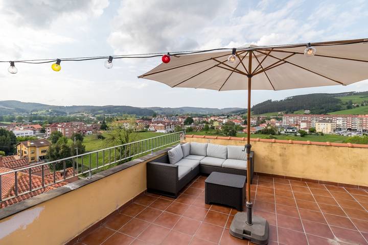 Geheel appartement, Appartement 'Luminoso' met uitzicht op de bergen, privéterras en Wi-Fi in Piélagos, Cantabrische kust
