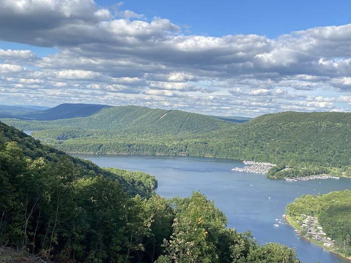 Vacation rental for 24 people, with hot tub and yard in Raystown Lake