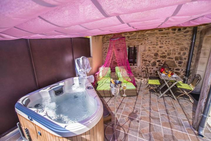 Appartement de vacances pour 4 personnes, avec piscine ainsi que jacuzzi et jardin