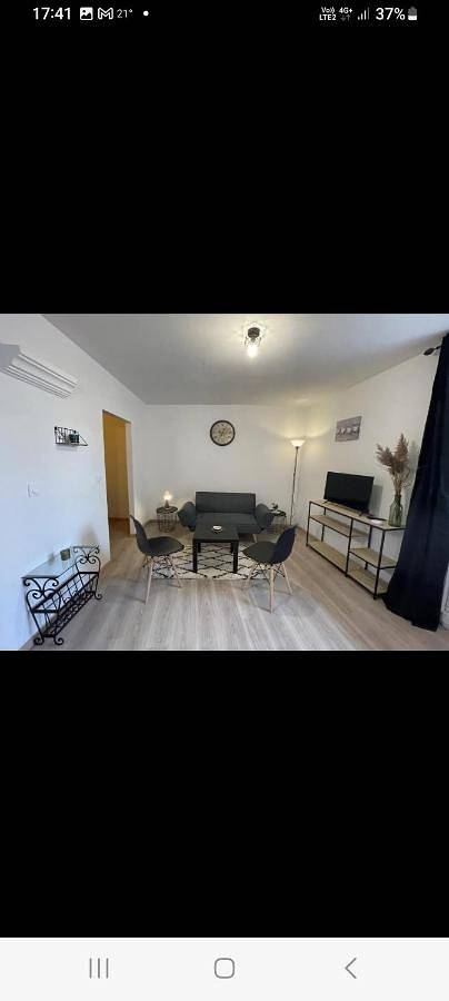 Appartement entier, One-Bedroom Apartment in Tavel, Région de Nîmes