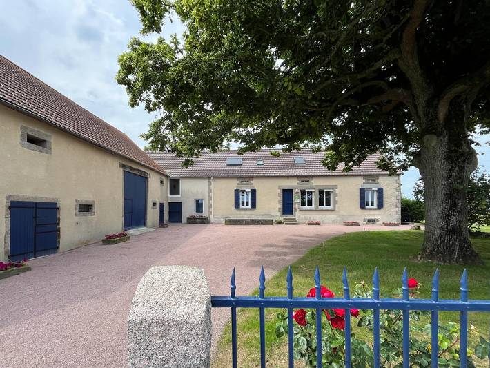 Gîte pour 13 personnes, avec Terrasse ainsi que Jardin et Vue