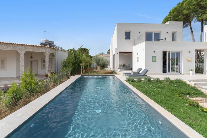 Villa 'Celandra Relax' con piscina, vistas a la montaña, Wi-Fi y aire acondicionado in Chiusa Cavalli, Avola
