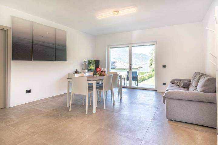 Ferienwohnung für 5 Personen, mit Balkon und Terrasse sowie Garten und Seeblick in Calceranica al Lago