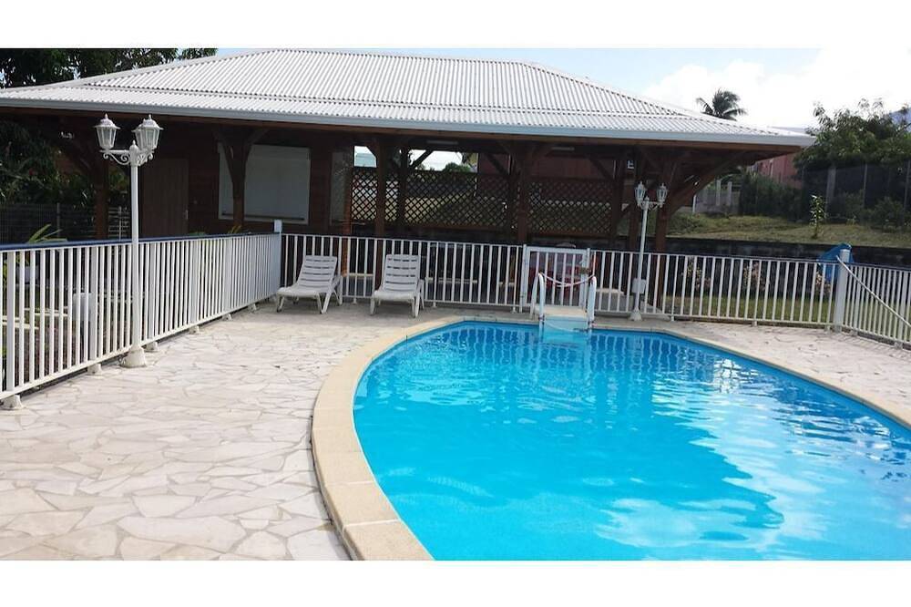 Spacious T3 gîtes, lovely terrace and shared swimming pool, sea view, peaceful setting in Capesterre-Belle-Eau, Guadeloupe (Caribbean)