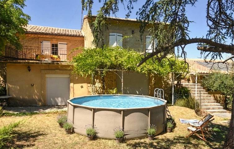 Location de vacances pour 6 personnes, avec Terrasse ainsi que Jardin et Piscine à Sernhac