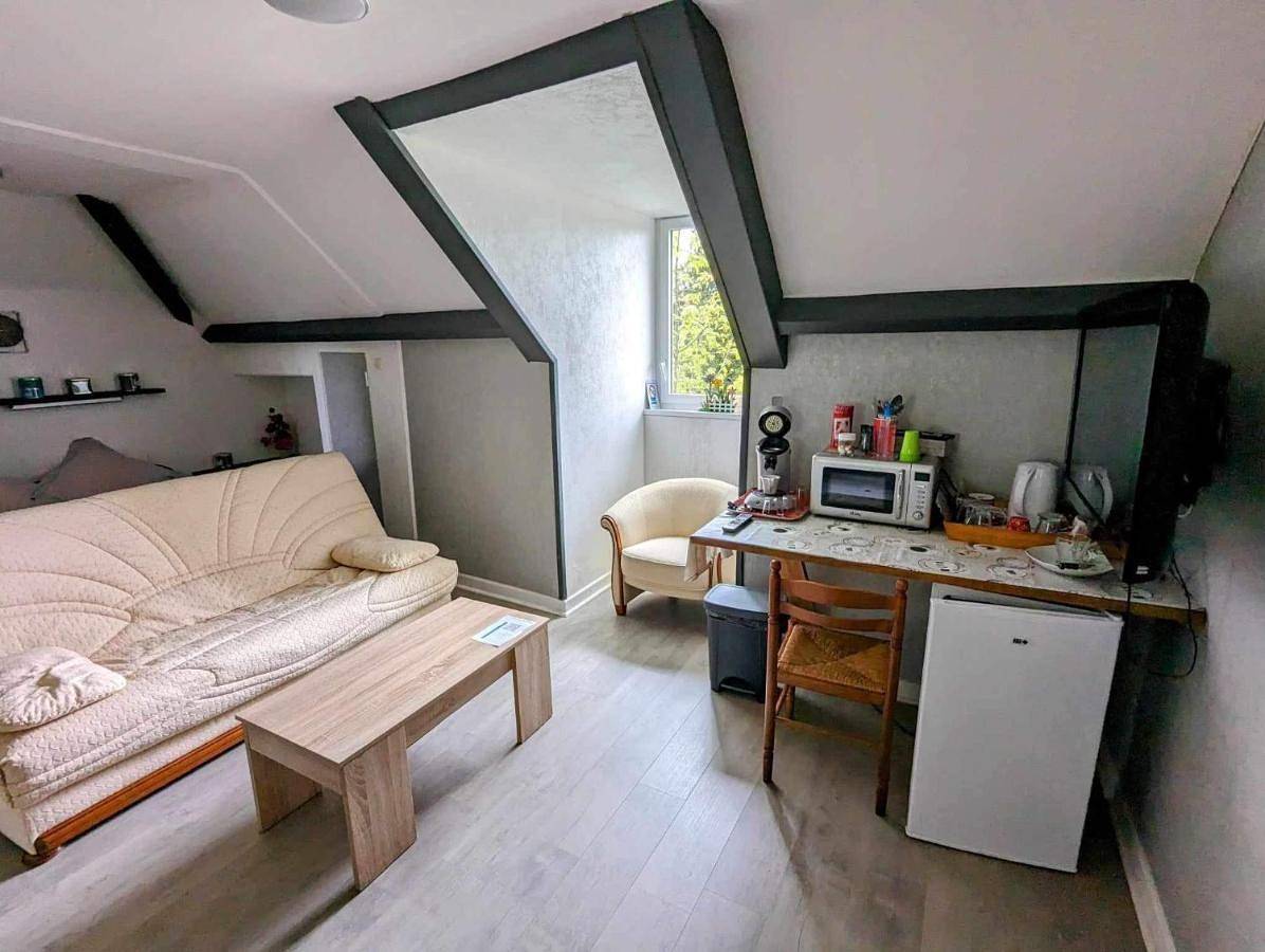 Double Room with Private Bathroom in Fère-Champenoise, Marne