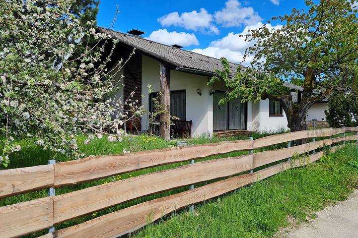 Ferienhaus für 13 Personen, mit Terrasse und Garten in Egloffstein
