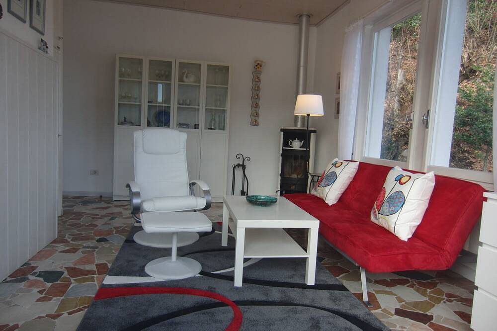 Ganze Wohnung, Ferienwohnung mit Panoramablick und Privatstrand in Villaggio Montelago, Brusimpiano Gemeinde