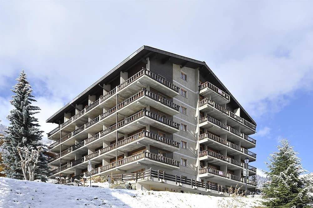 Ganze Wohnung, Komfortables Studio für 2-4 Personen :  Wohnraum mit 1 Sofabett (1.40 x 1.90m) und 2 Schrankbetten - in Grimentz, Anniviers