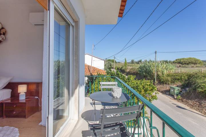 Villa „Casa da Tininha“ mit privatem Garten, WLAN und Klimaanlage in Aljubarrota, Leiria District