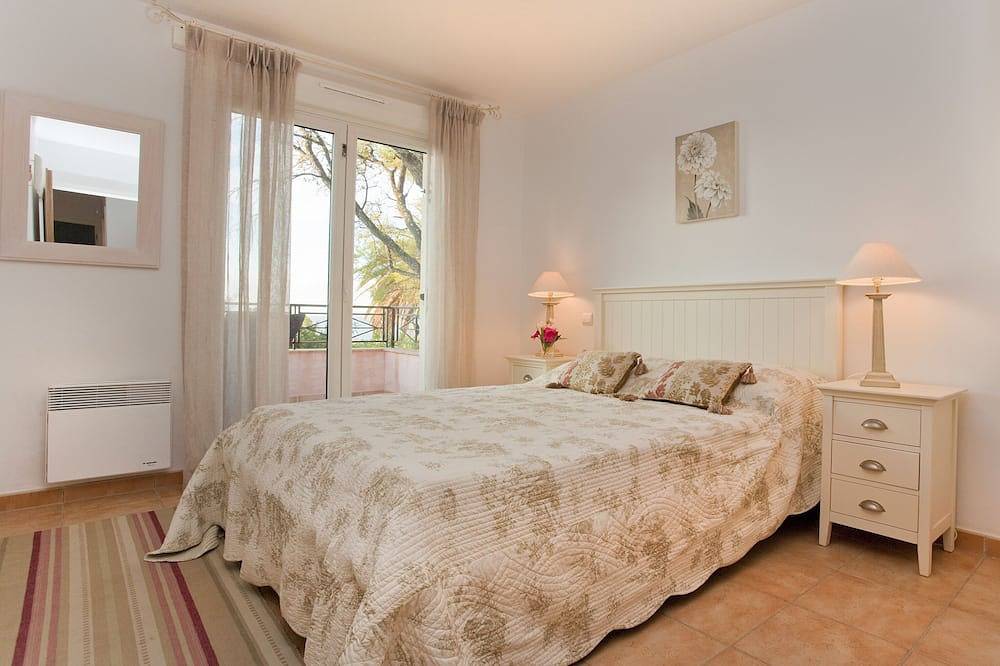 4 bed sleeps 8  beach front villa with Shared Pool and Private Garden. in Les Issambres, Roquebrune-sur-Argens