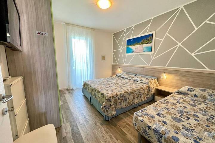Appartement entier, Séjour dynamique avec piscine extérieure partagée in Porto Santa Margherita, Caorle