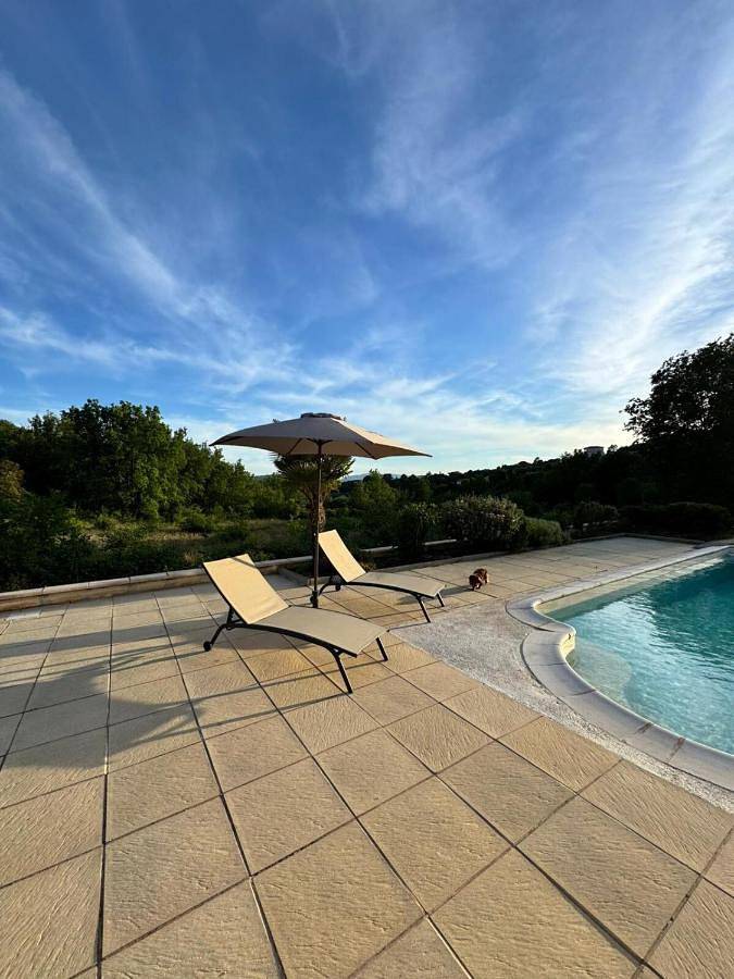 Location de vacances pour 8 personnes, avec jardin ainsi que vue et piscine à Ginasservis - 4