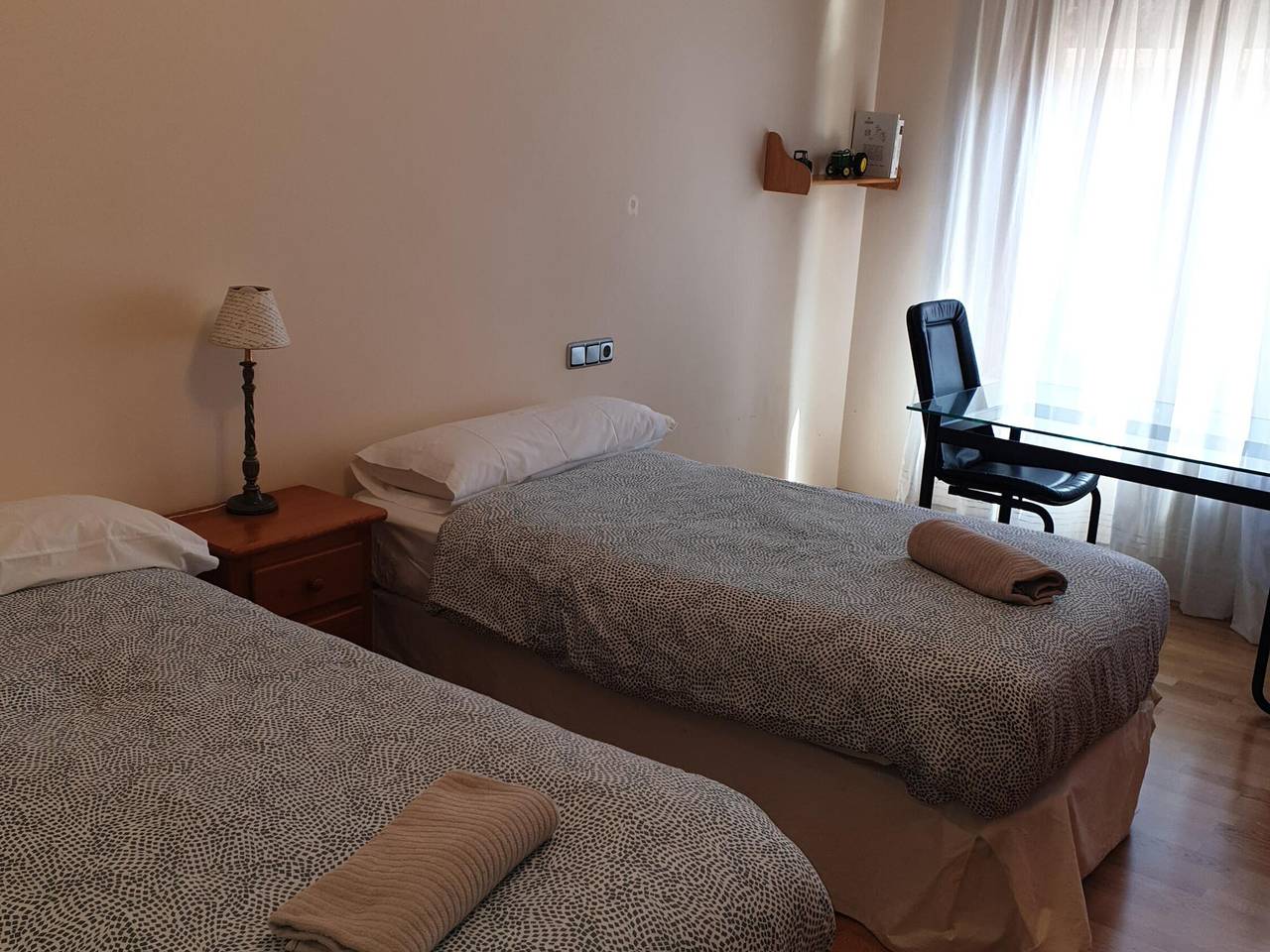 Entire apartment, Spacious 3-Bedroom Apartment in Central Jaca with Parking and Modern Amenities in Jaca, Spanish Pyrenees