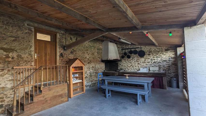 Location de vacances pour 4 personnes, avec terrasse, adapté aux familles à La Chaize-Giraud - 2