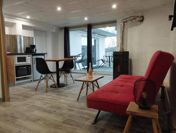 Gîte pour 4 personnes, avec terrasse ainsi que vue et jardin à Orchamps-Vennes