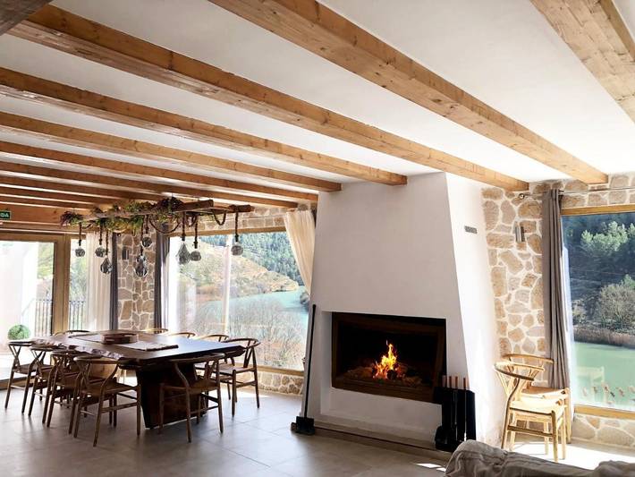 Gîte pour 3 personnes, avec piscine et vue sur le lac ainsi que terrasse et vue dans Tolosa (Alcala del Jucar)