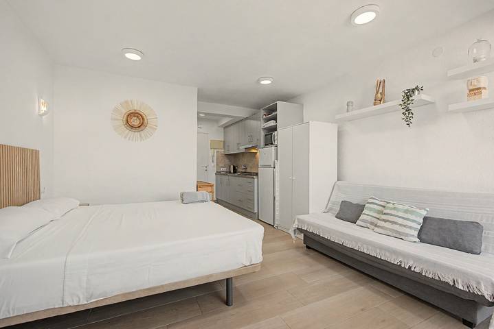 Gehele studio, Studio-appartement 'Sol Y Breeze' met zeezicht, Wi-Fi en airconditioning in Torre del Mar, Vélez-Málaga