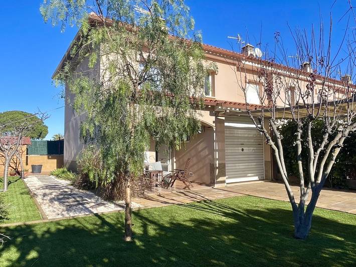 Cottage voor 6 personen, with terras and tuin as well as zwembad aan de Costa Brava