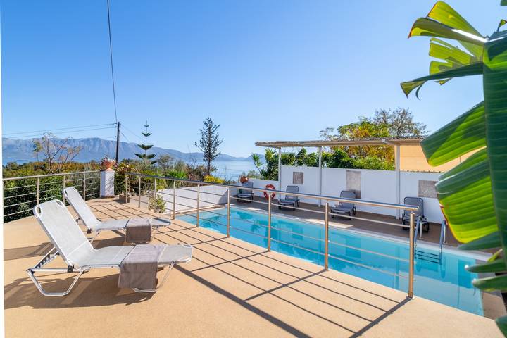 Villa für 6 Personen, mit Meerblick und Balkon sowie Whirlpool und Terrasse