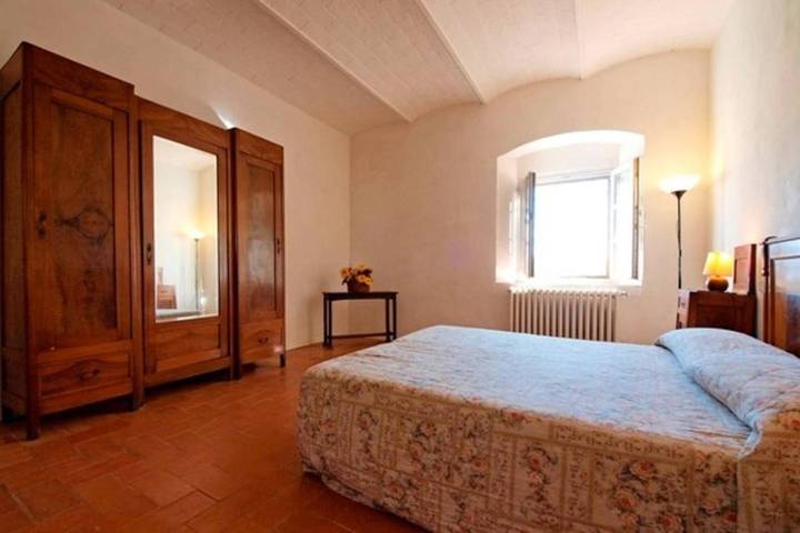 Location de vacances pour 6 personnes, avec terrasse et piscine ainsi que jardin et vue à Poggibonsi - 3