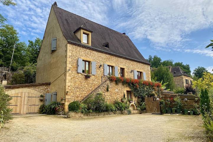 Location de vacances pour 8 personnes, avec balcon et jardin, animaux acceptés à Beynac-et-Cazenac
