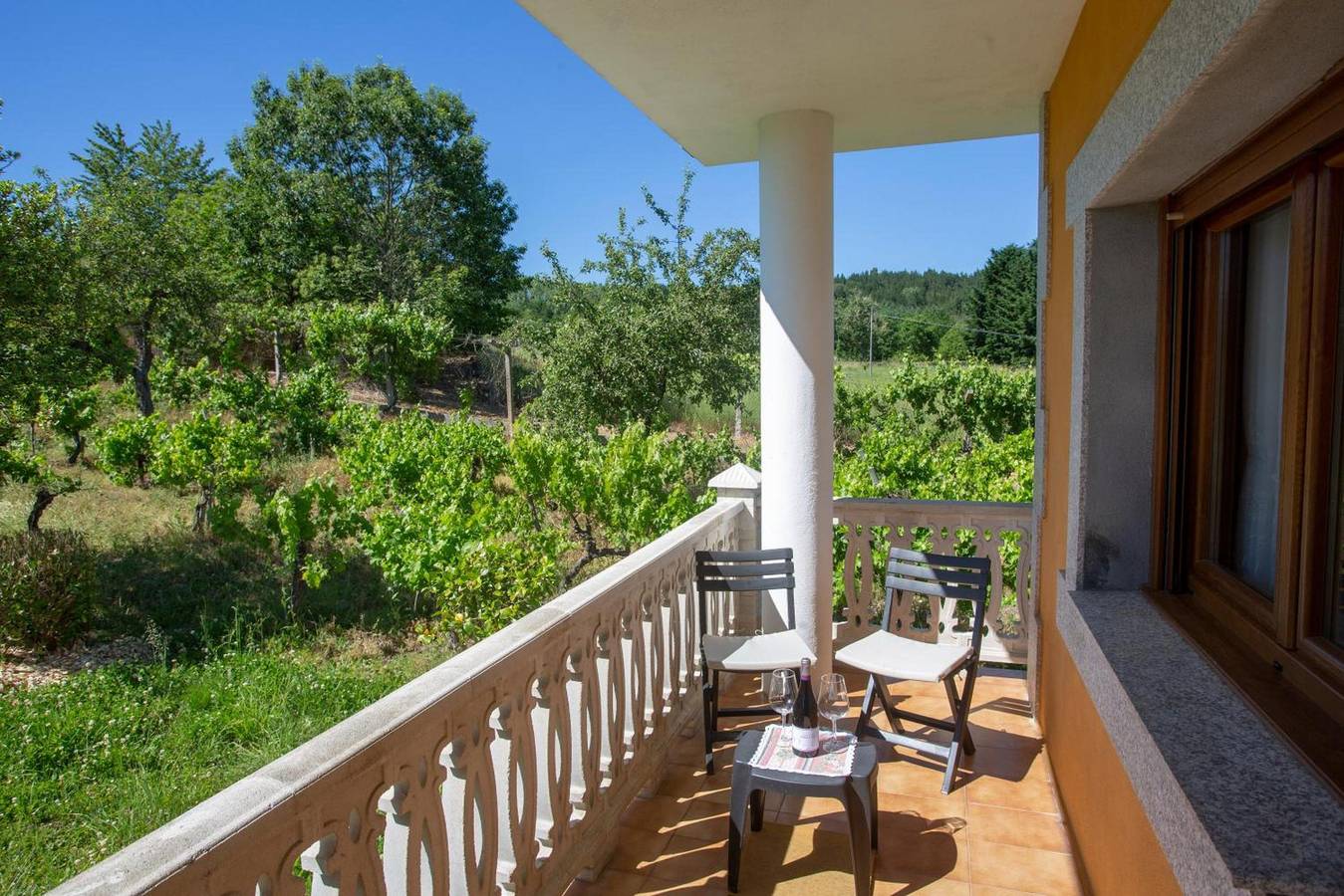 Villa 'Con Piscina En Pantòn Ribeira' con vistas a la montaña, piscina privada y Wi-Fi in Pantón, Provincia de Lugo