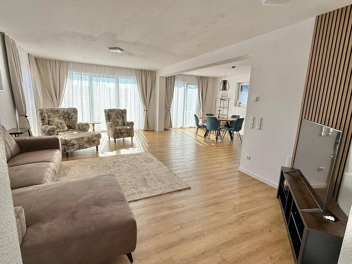 Ganze Wohnung, Luxury Apartment 4 bedrooms Self check in out in Ebersbach an der Fils, Landkreis Göppingen