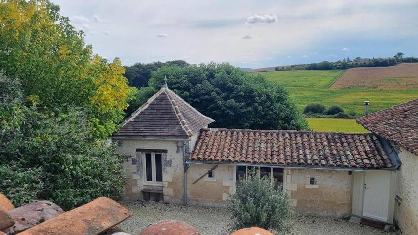 Location de vacances pour 5 personnes, avec piscine ainsi que vue et jardin, animaux acceptés à Salles-Lavalette