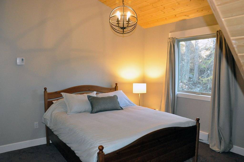 Private, von der Westküste inspirierte Hütte im Wald in Sunshine Coast Regional District