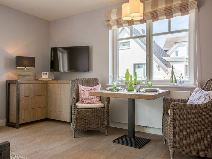 Ganze Wohnung, Stilvolle 2-Zimmer-Wohnung mit Südbalkon in Wenningstedt, nah am Strand in Wenningstedt, Sylt