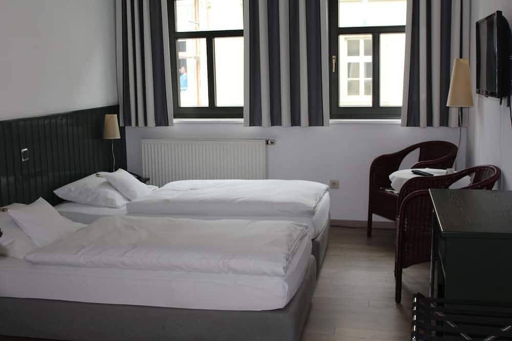 Ganze Wohnung, Doppelzimmer mit Boxspringbett in Bad Neustadt an der Saale, Rhön-Bayern