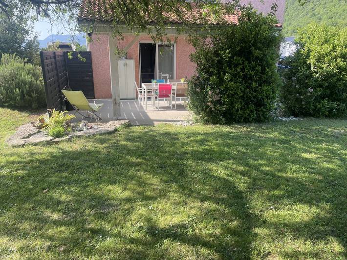 Cottage pour 5 personnes, avec terrasse ainsi que piscine et jardin à Serrières-de-Briord