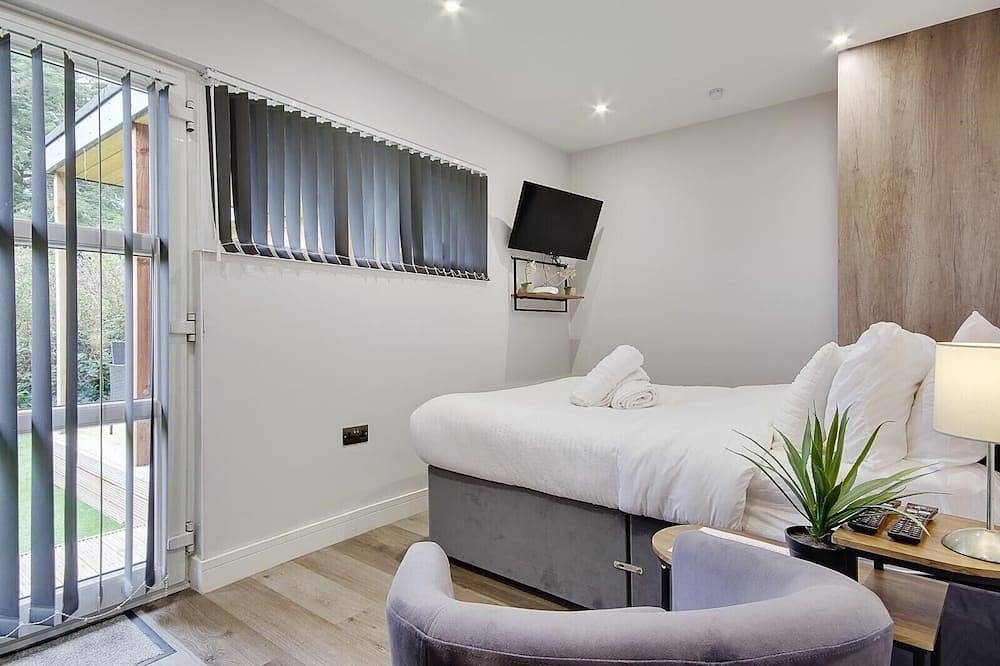 Entire apartment, A Petite Luxury Lodge with Outside Bath in St. Leonards and St. Ives, Dorset