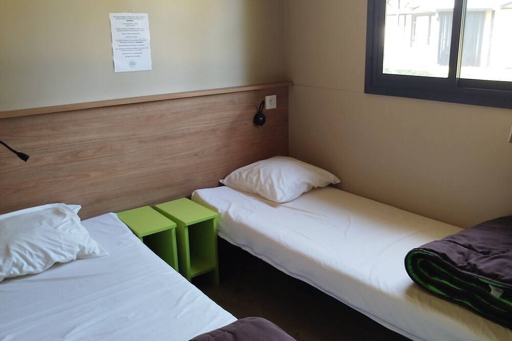 Superb Portland Chalet, 3 bedrooms, sleeps up to 7, all comforts in Évron, Mayenne (desambiguación)