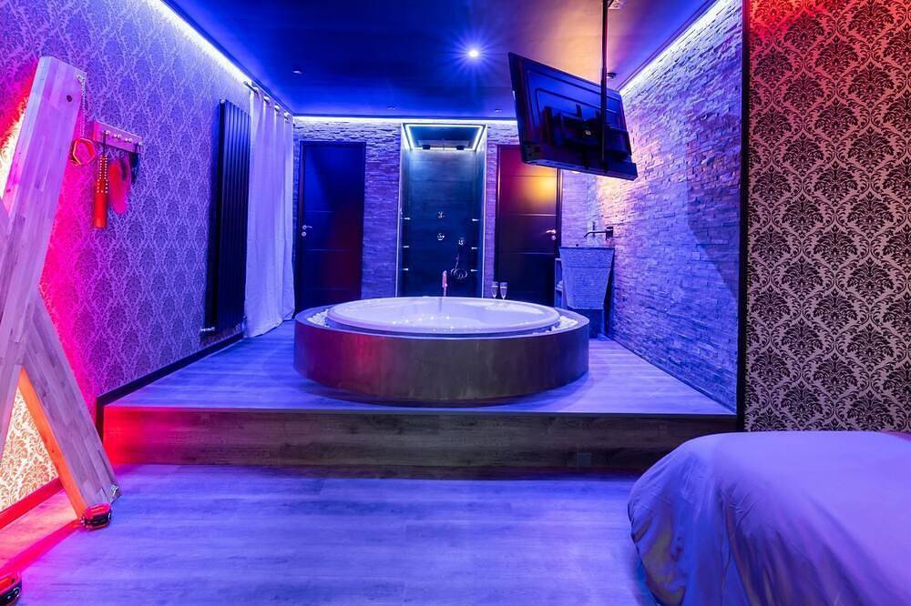 Entire apartment, Cupidon love room: Spa & Sensory shower in Vesoul, Haute-Saône