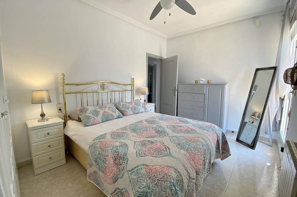 Villa happy Place - 4 Bed 4 Bath sleeps 9, Private Pool, Full Air con , Wifi in Los Balcones, Orihuela