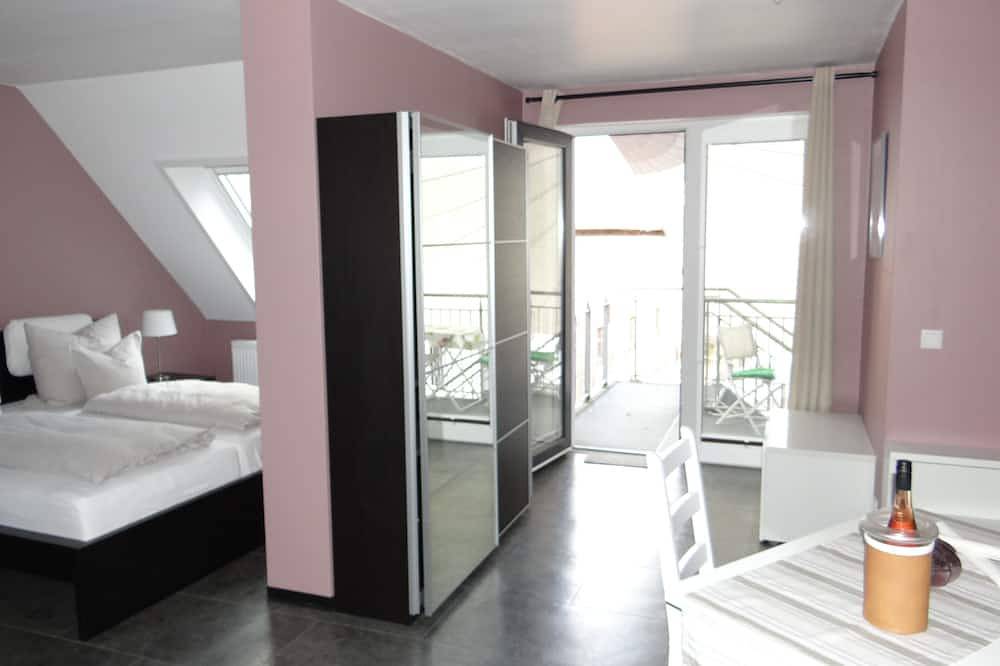 Ganze Wohnung, Ruhige, großzüge und  lichtdurchflutete Ferienwohnung/Loft\nmit großem Hofgarten in Buchholz, Müritz